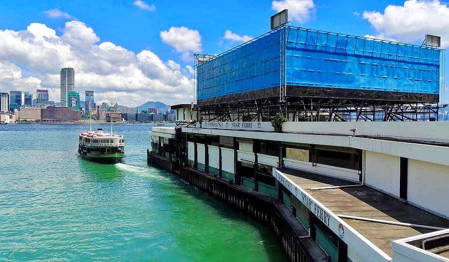 Ferry Star Ferry se aproxima do píer em Hong Kong