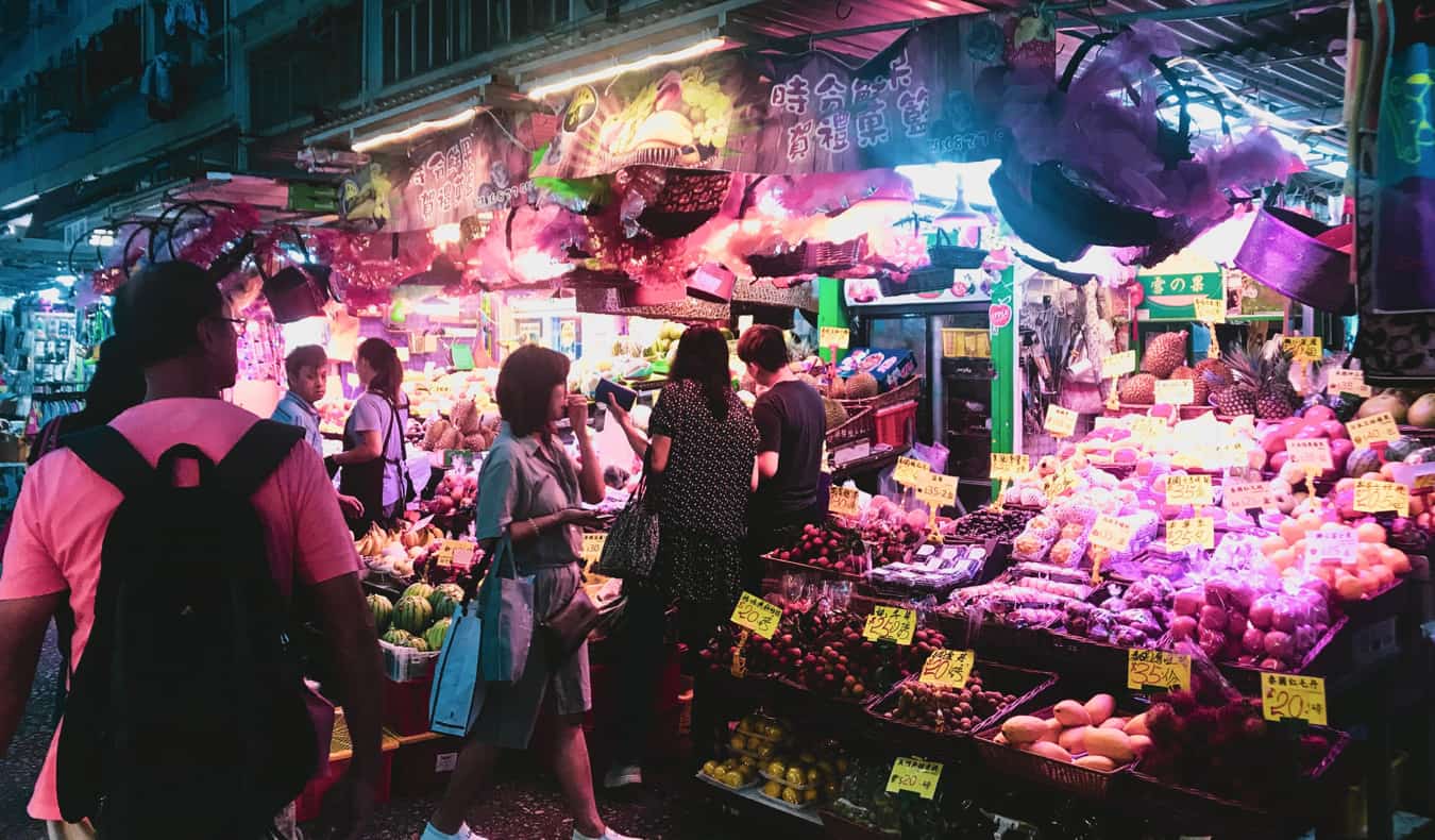 Pequeno mercado de mercearias e ruas barulhentas de noite Hong Kong