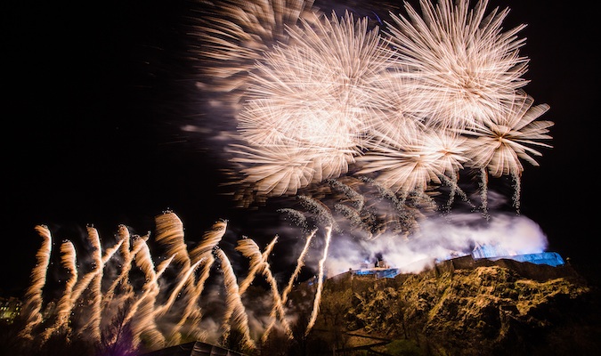 Explosões de fogos de artifício enchem os céus da Escócia durante o Hogmanay em Edimburgo