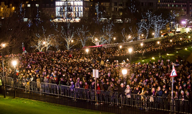 Multidões de pessoas no Festival Hogmanay, um grande festival escocês em Edimburgo durante o dia de Ano Novo