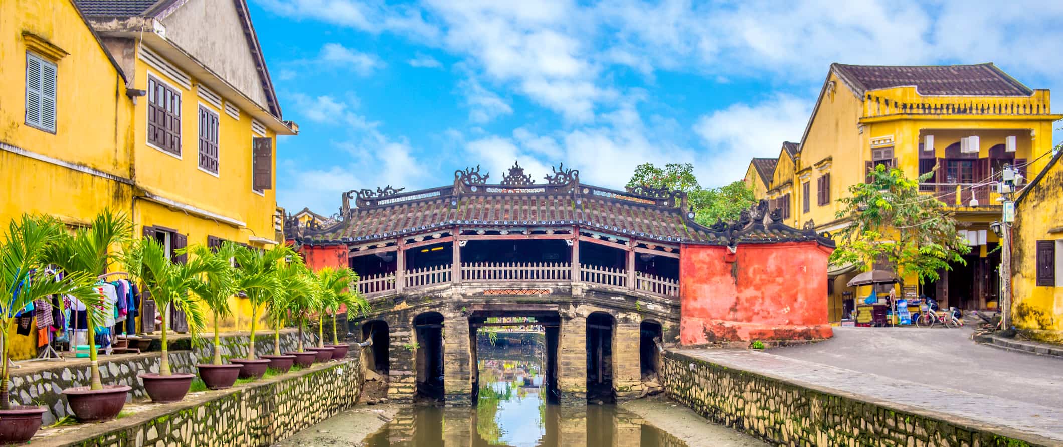 A famosa ponte histórica japonesa em Beautiful Hoyan, Vietnã