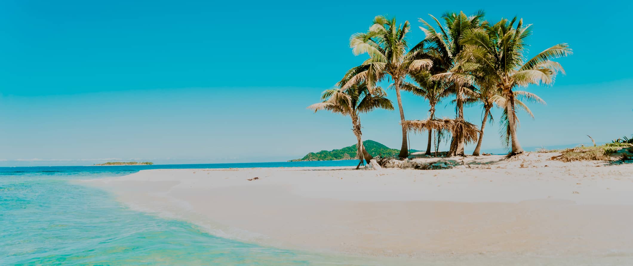 Bela praia em Cayos Cochinos, Honduras, com areia branca e palmeiras