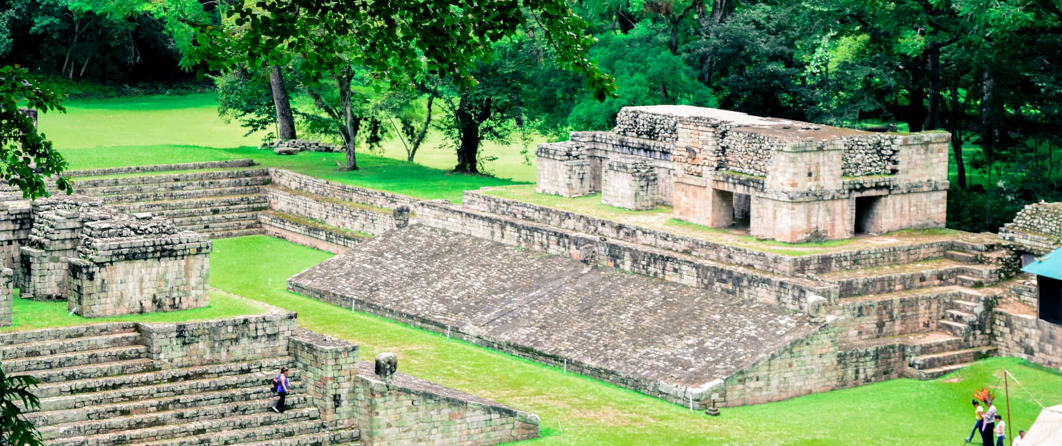 Ruínas antigas de Copan cercadas por selva em Honduras