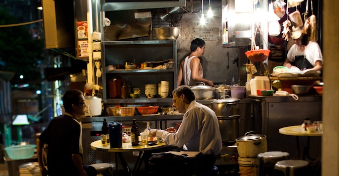 Cozinhar comida em uma barraca de rua em Hong Kong