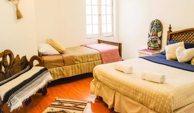 Quarto Home com cama de casal e duas camas de solteiro em Home Hostel, Cidade do México