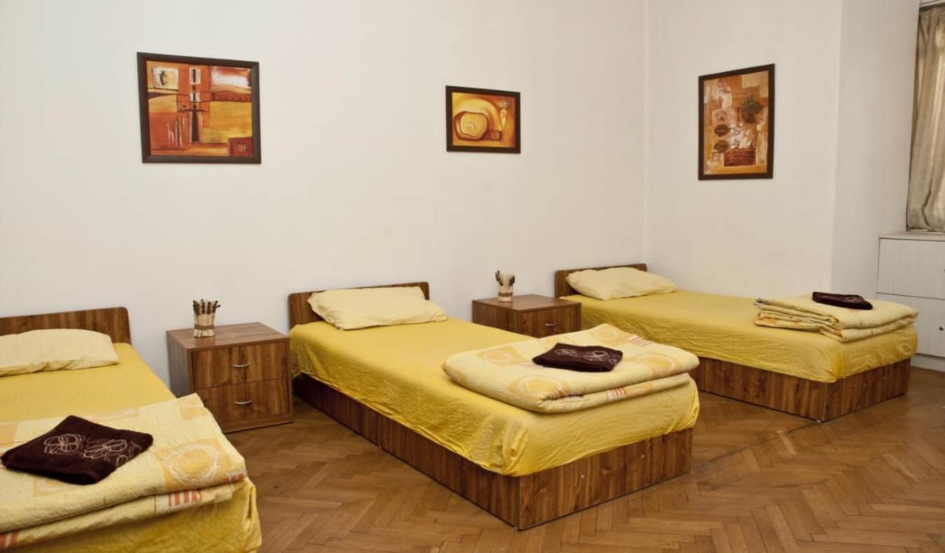 Quarto com três camas de solteiro no Mostel Hostel na Bulgária