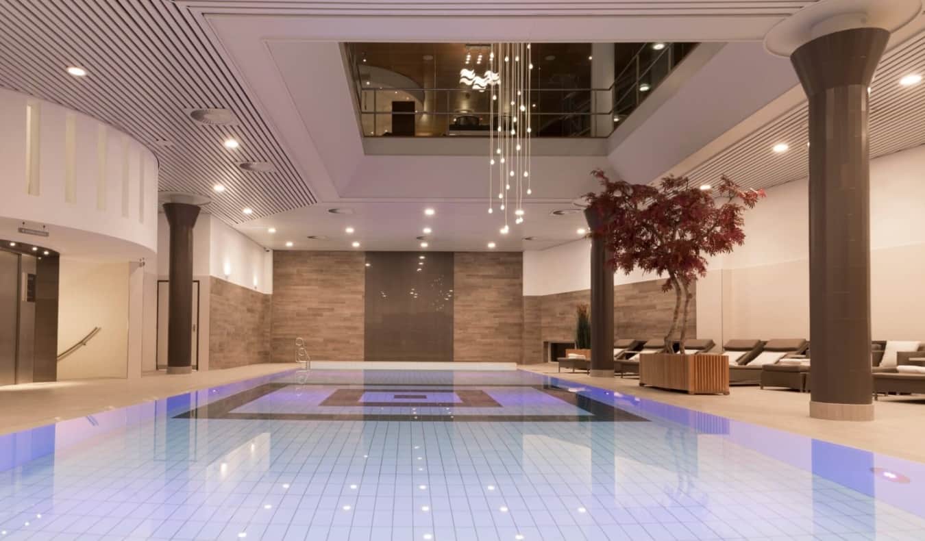 Uma luxuosa piscina coberta com uma escotilha leve no Okura Hotel em Amsterdã, na Holanda