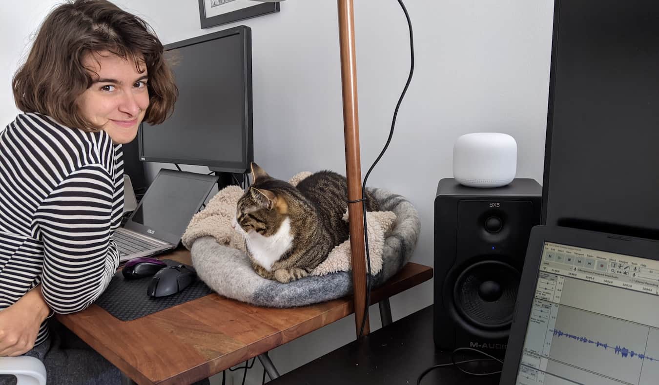 Sam, o principal pesquisador de Matt nômade, posa com um gato quando ele se senta em casa no exterior