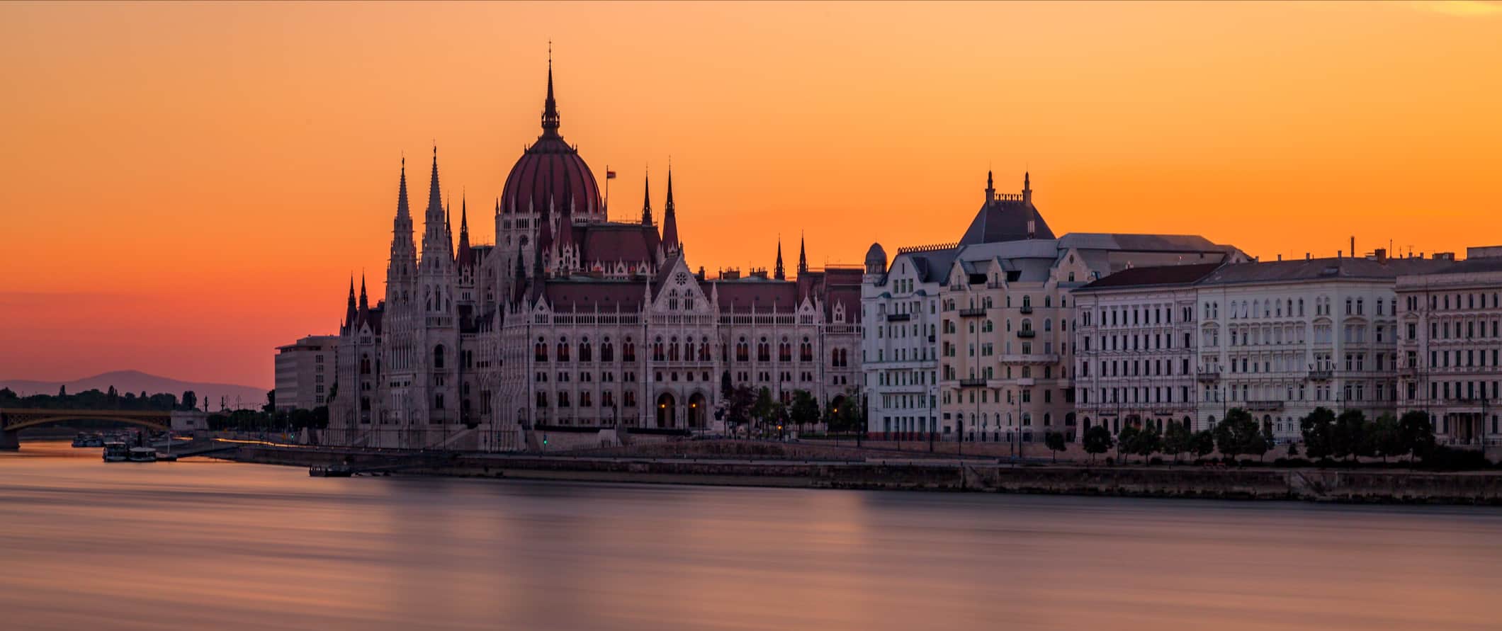 Sunset laranja brilhante sobre o Danúbio na bela Budapeste, Hungria