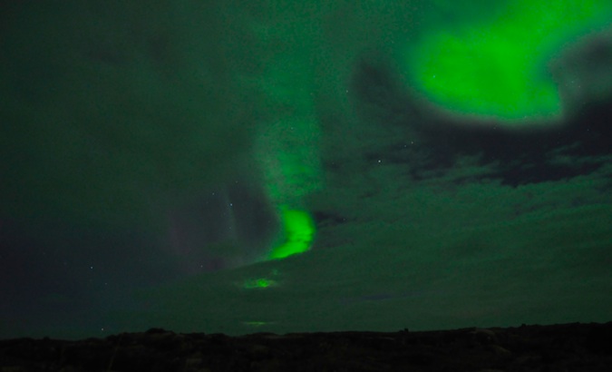 Foto mágica incrível das luzes do norte visto da Islândia