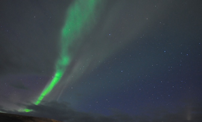Paisagens enquanto observa as luzes do norte na Islândia