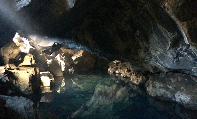 A água na caverna é quente o suficiente para nadar nela e antes era uma bacia pública da Islândia