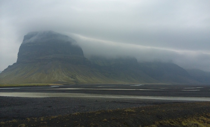 Em um dia chuvoso no sul da Islândia, essas montanhas gigantes estavam cobertas com nuvens