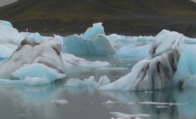 Laguna com gelo fluido Yyulsarlon no sudeste da Islândia
