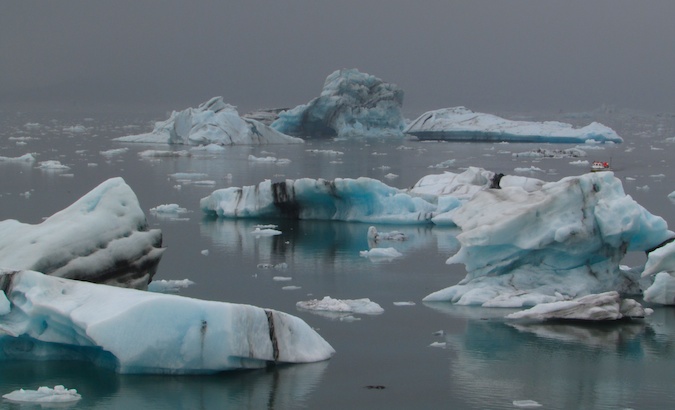Ice Laguna Yyokulsarlon no sudeste da Islândia