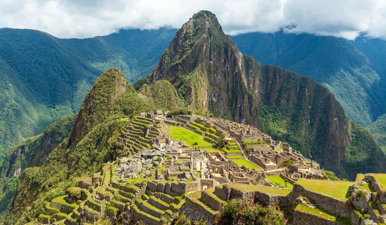 Vista das famosas ruínas e magníficos jungle machu-picchu no Peru
