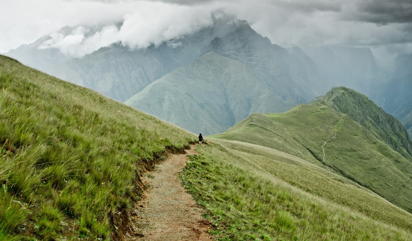 Trilhas enrolando ao longo do vale sagrado no Peru