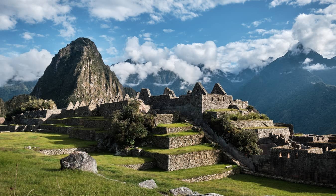 Vista das ruínas de Machu Picchu no caminho inca no Peru