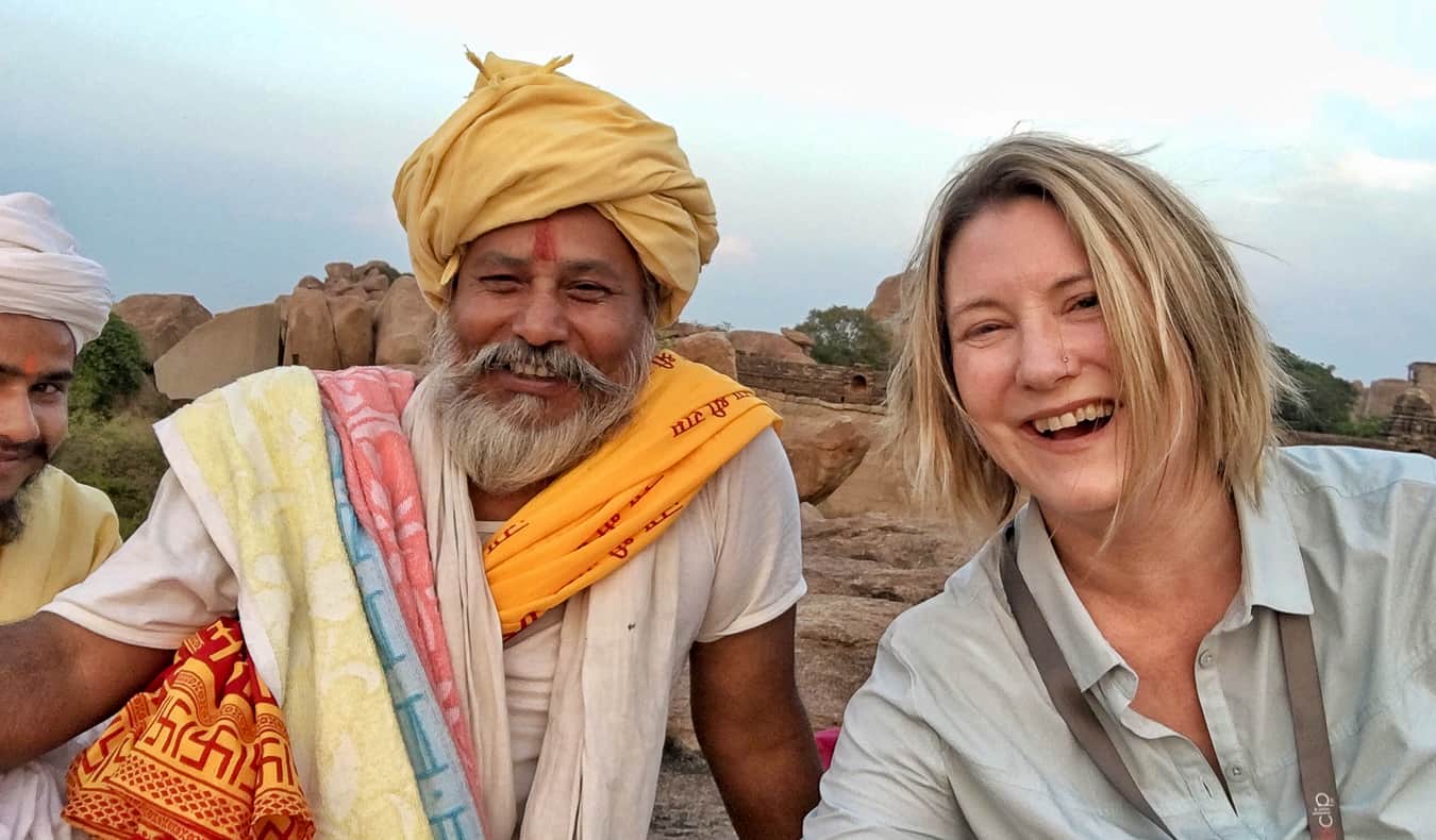 Um único viajante na Índia posa com um morador local