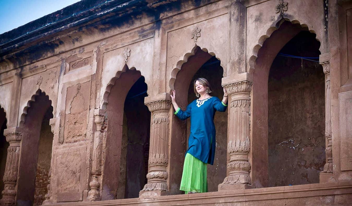 O viajante sozinho na Índia examina o antigo edifício histórico