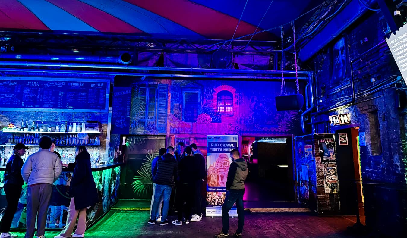 Luzes frias no clube instantâneo e barra em Budapeste, Hungria