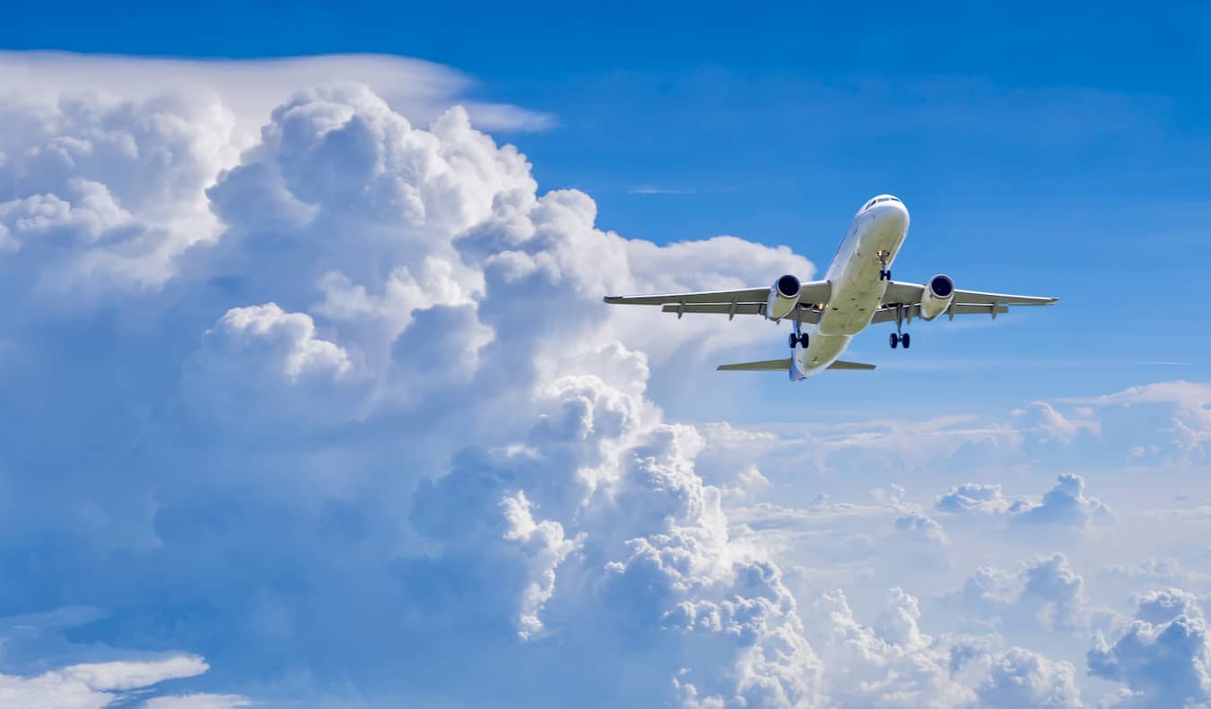 Aeronaves comerciais voando em um céu azul brilhante