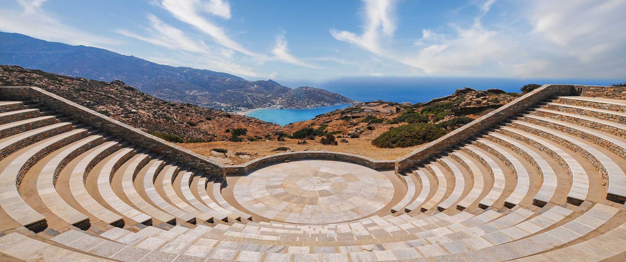 Vista panorâmica de um anfiteatro moderno de ar aberto, com vista para o topo das colinas e o Mar Mediterrâneo em Josa, Grécia