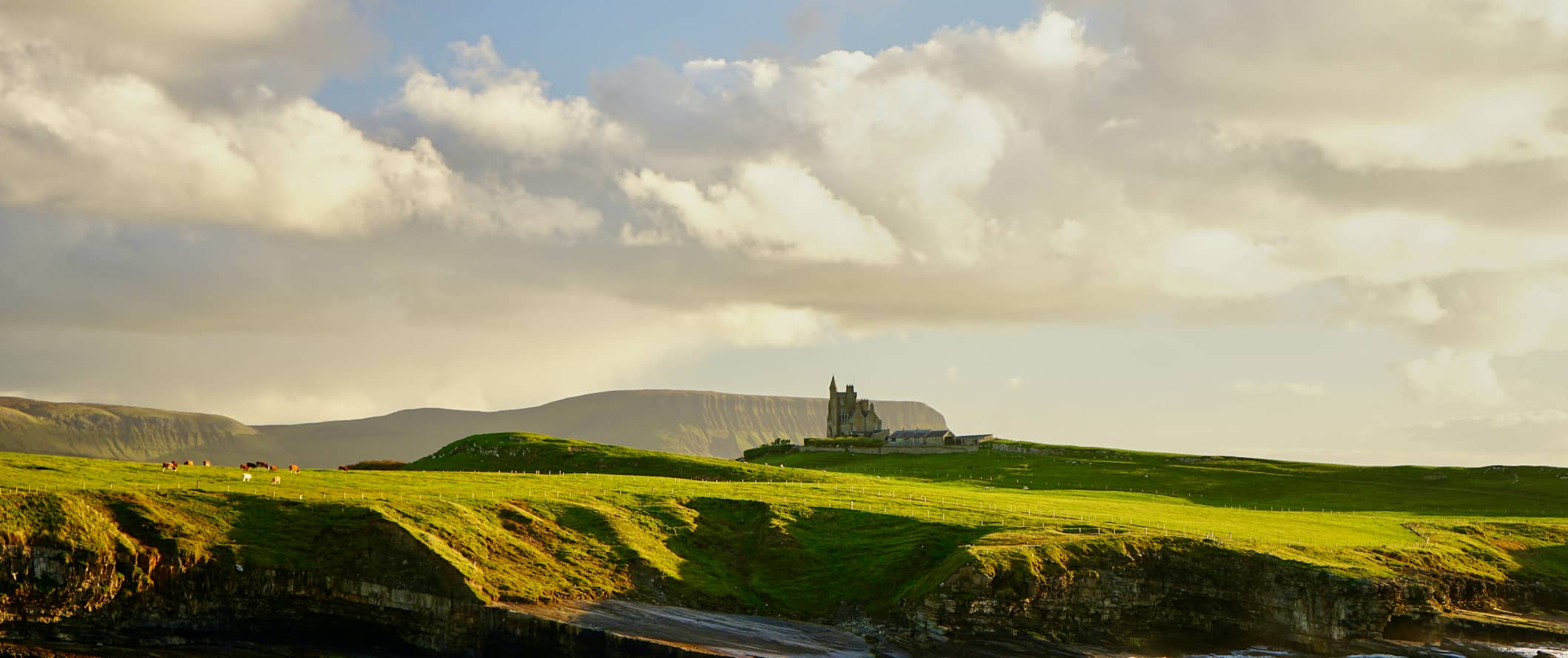 Castelo na zona rural irlandesa cercado por campos verdes