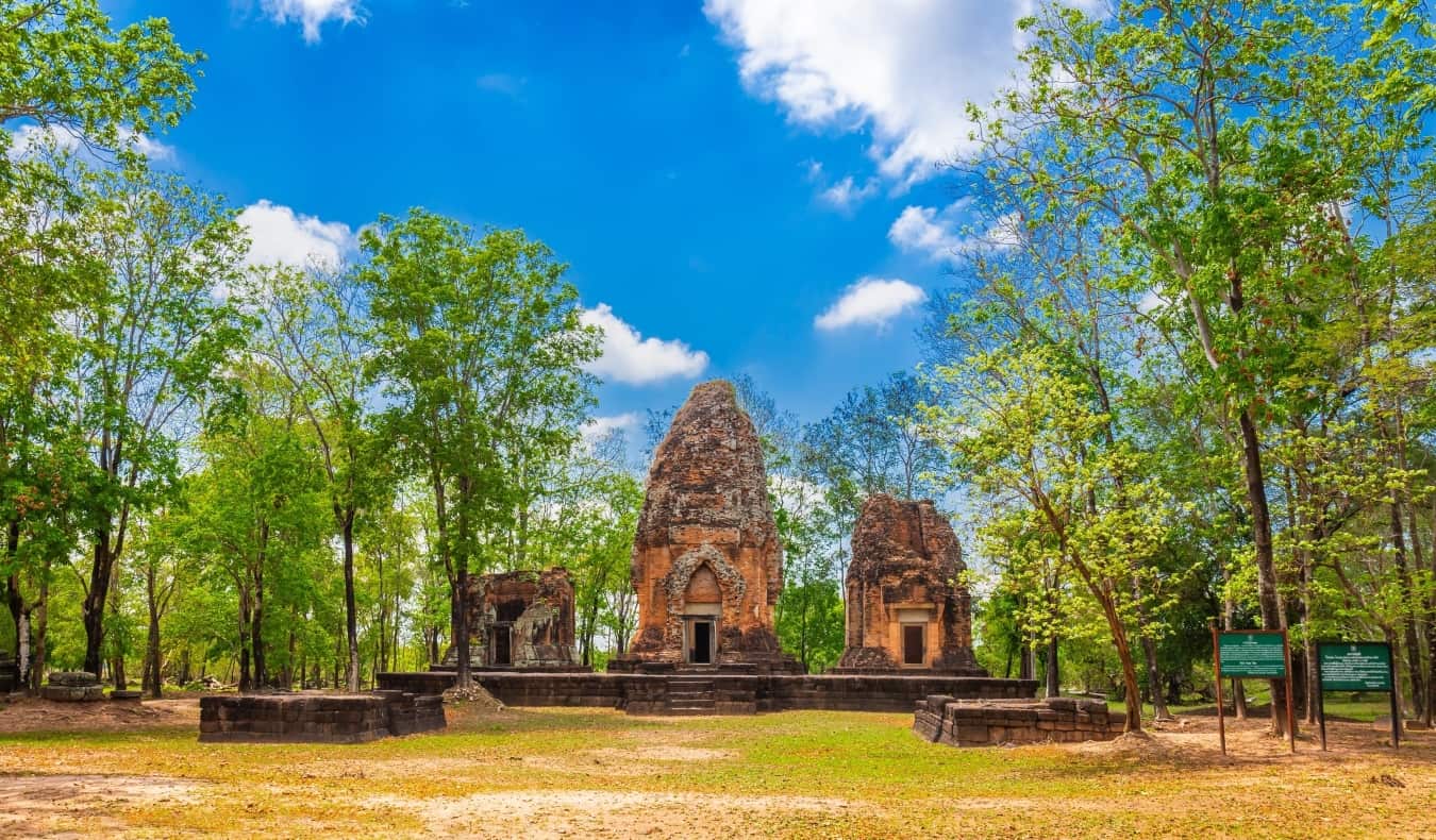 Fachada do templo antigo nas áreas rurais da região do nordeste da Tailândia Isan