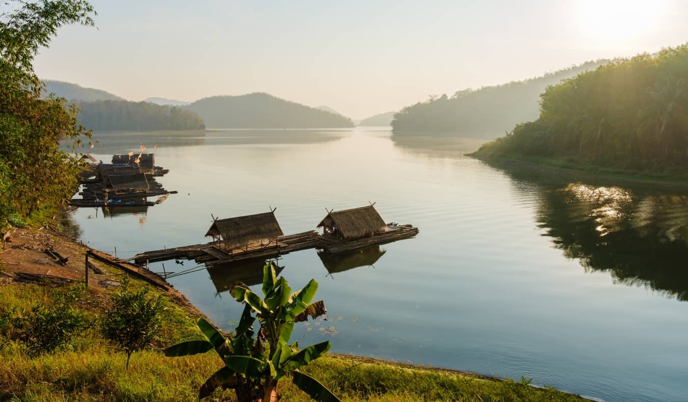 Vista do calmo River Mekong em Isaan, Tailândia, em um dia ensolarado
