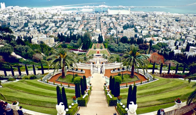 Jardins deslumbrantes da costa em Haifa, Israel