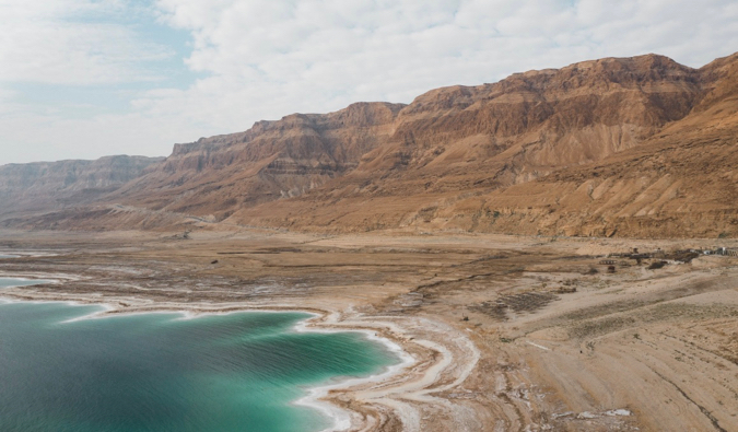 A costa do Mar Morto em Israel