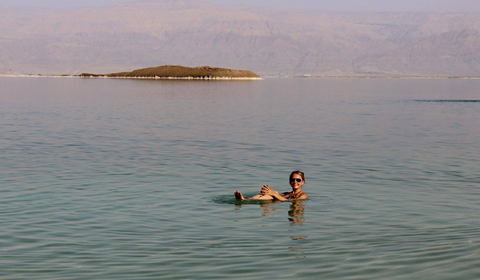 Anastasia Shmalz no Mar Morto em Israel