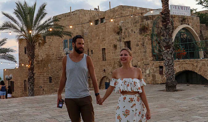 Anastasia Shmaltz e Tomer Arvas dos nômades de geração a Jaffa durante o pôr do sol