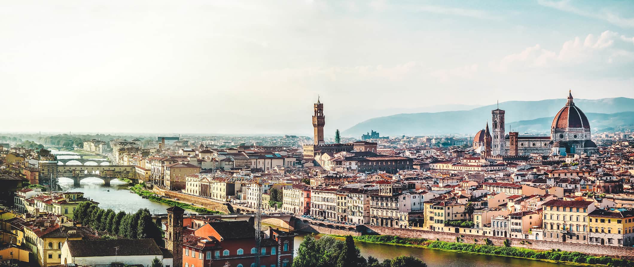 Bela vista da cidade de Florence, Itália, com seus incríveis telhados e montanhas vermelhas ao fundo