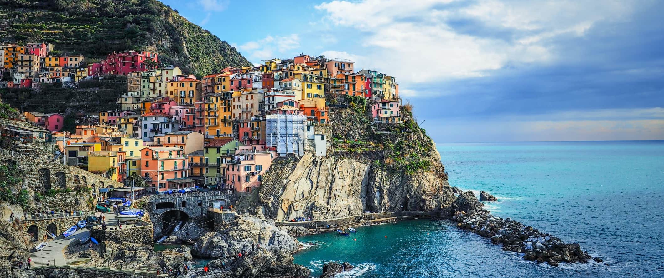 Vista de uma cidade colorida em Chinkwe-Terr, na costa da Itália.
