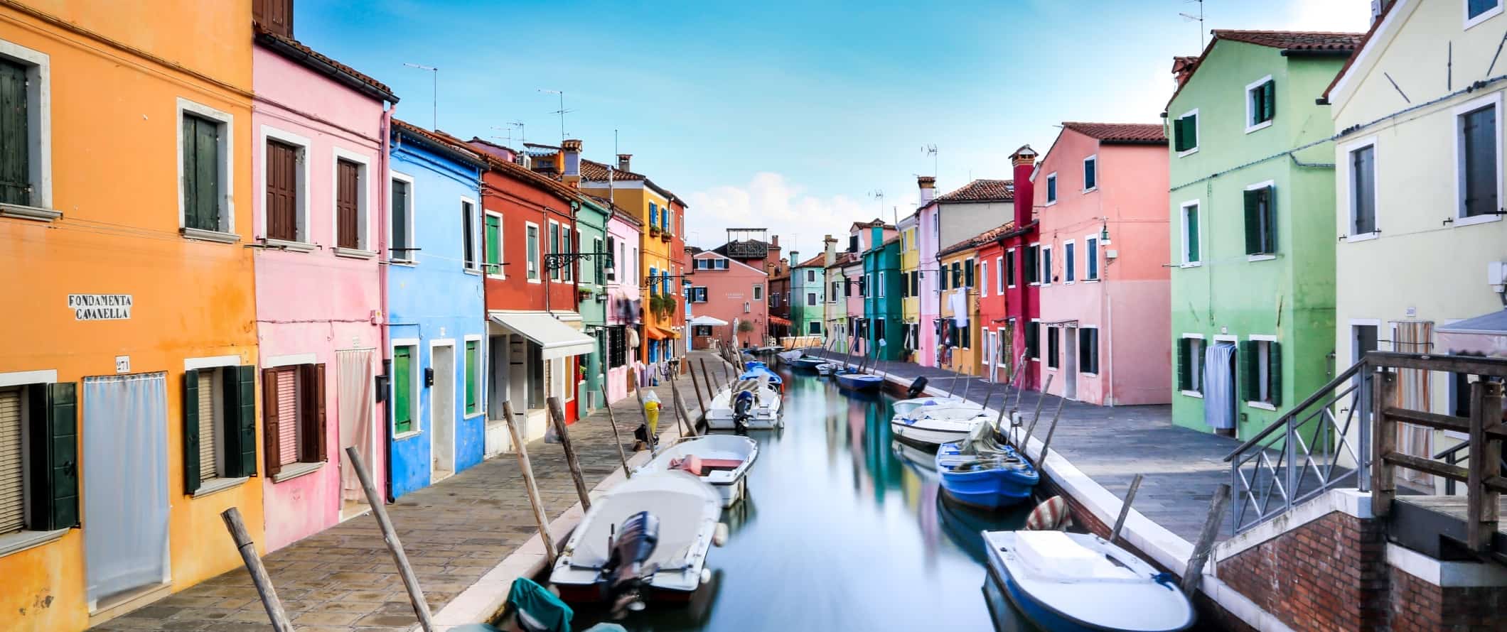 Edifícios coloridos ao longo do canal em Burano, uma ilha perto de Veneza, Itália.