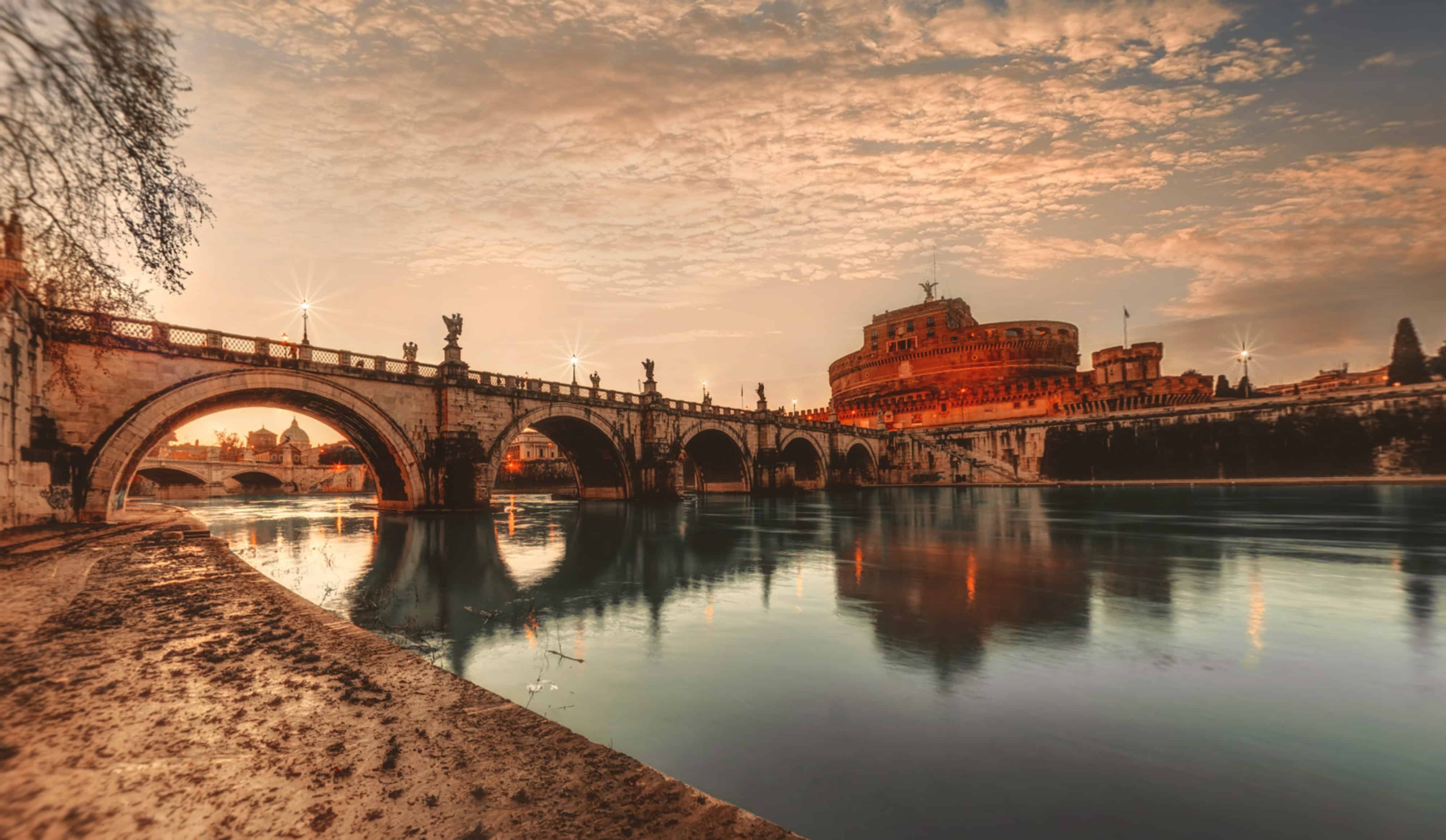 Arquitetura histórica italiana ao pôr do sol