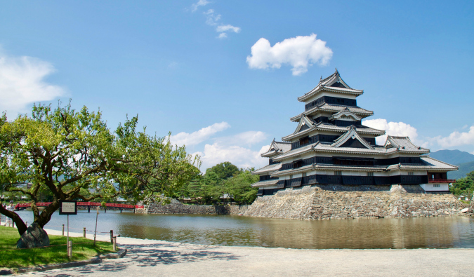 Grande castelo tradicional no Japão em um dia ensolarado