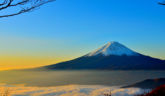 Monte de neve solitário Fuji ao nascer do sol no Japão