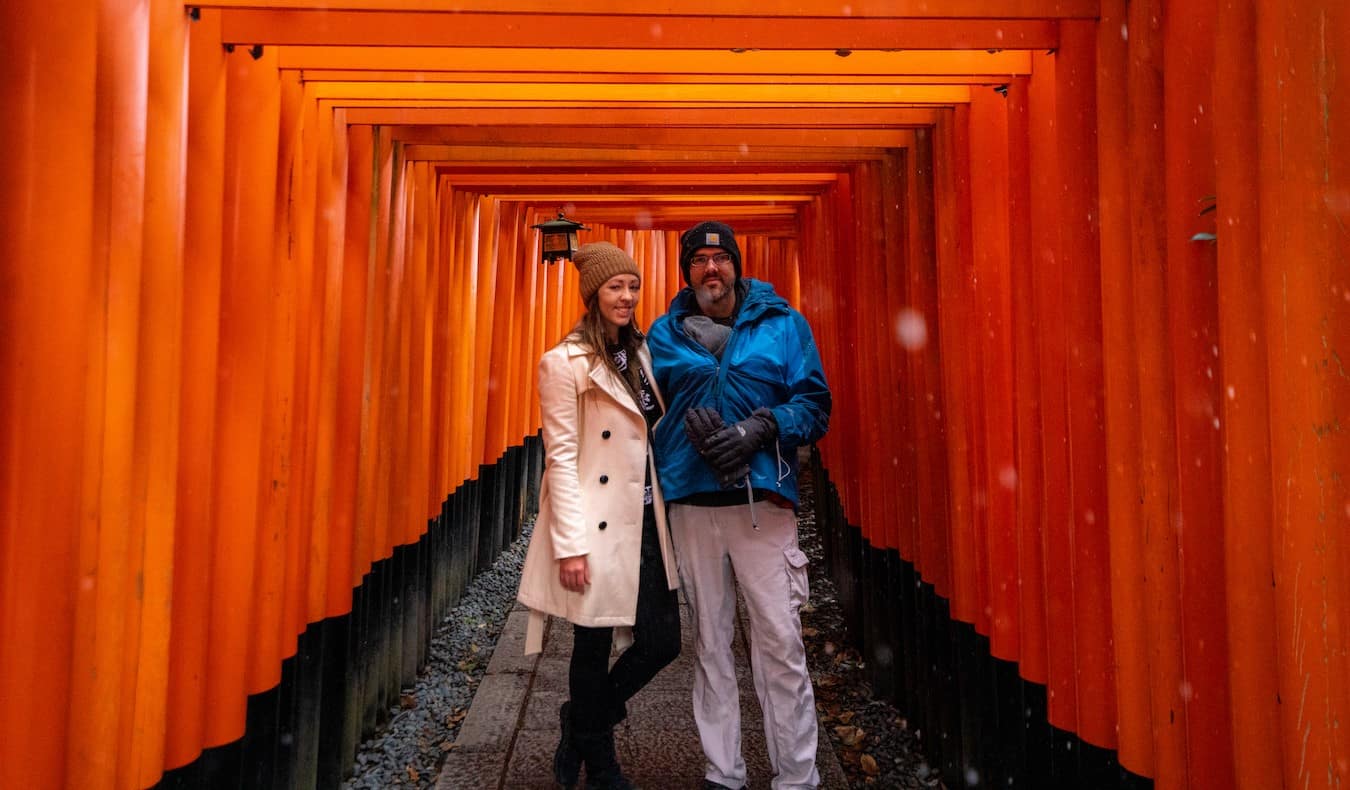 Blogger Christine Addis, da Beael Muse, com seu parceiro e criança no templo de Fusimi Inari no Japão