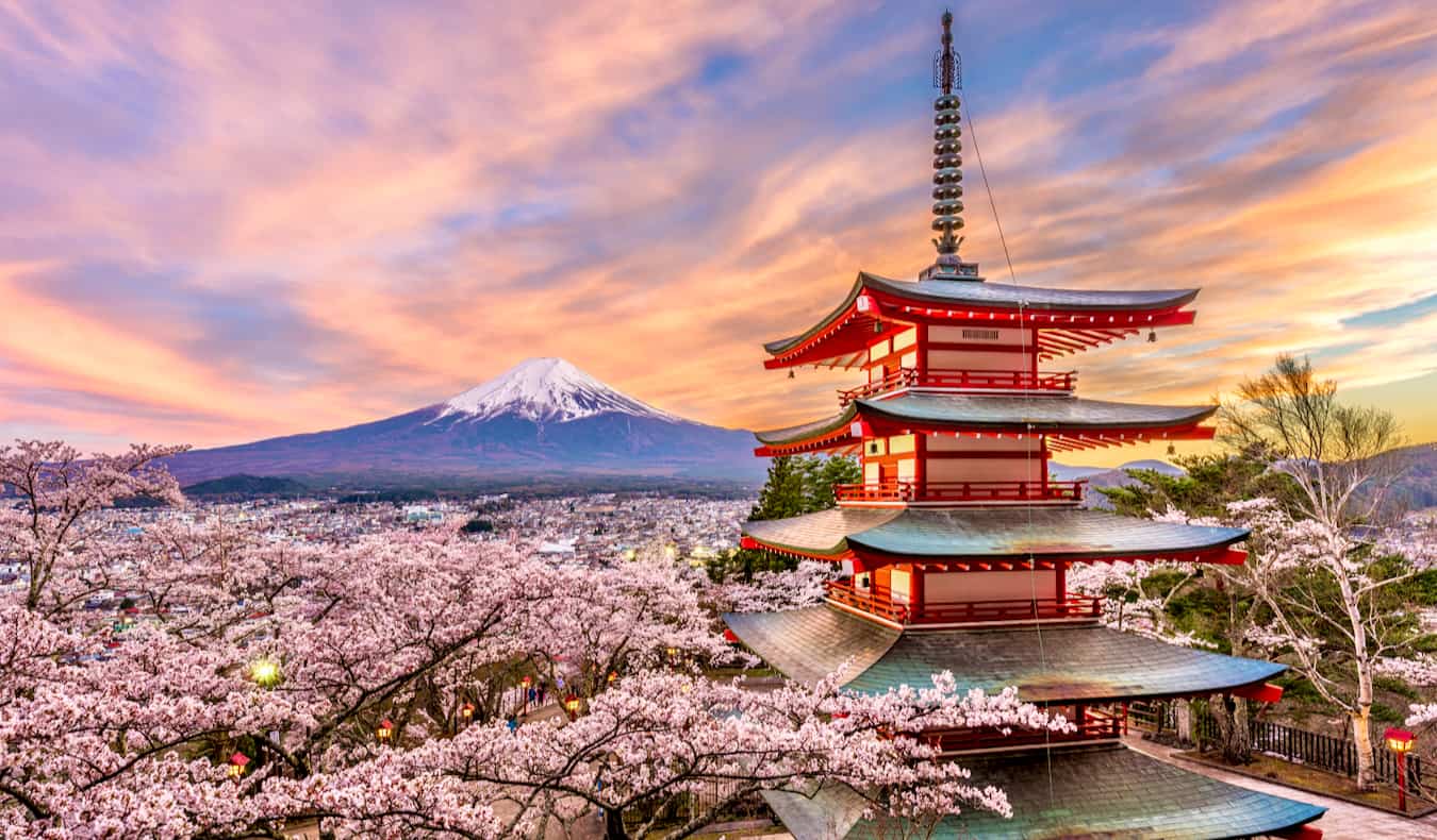 O imponente pagode colorido em primeiro plano com o belo Monte Fuji à distância no Japão