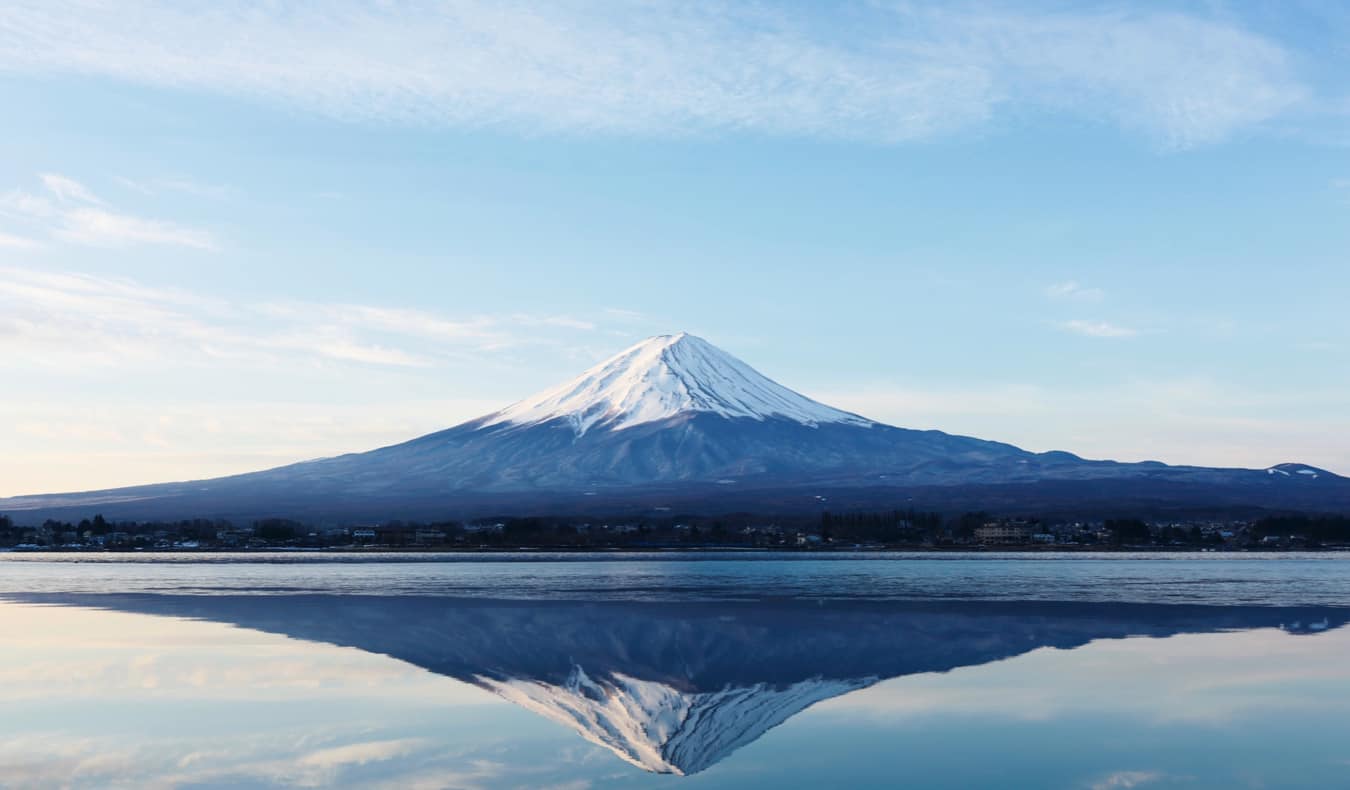 O imponente Monte Fuji refletido na água no Japão