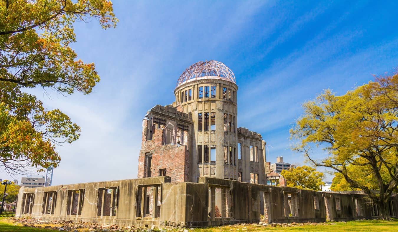 Restos de um edifício detonado por uma bomba atômica em Hiroshima, Japão