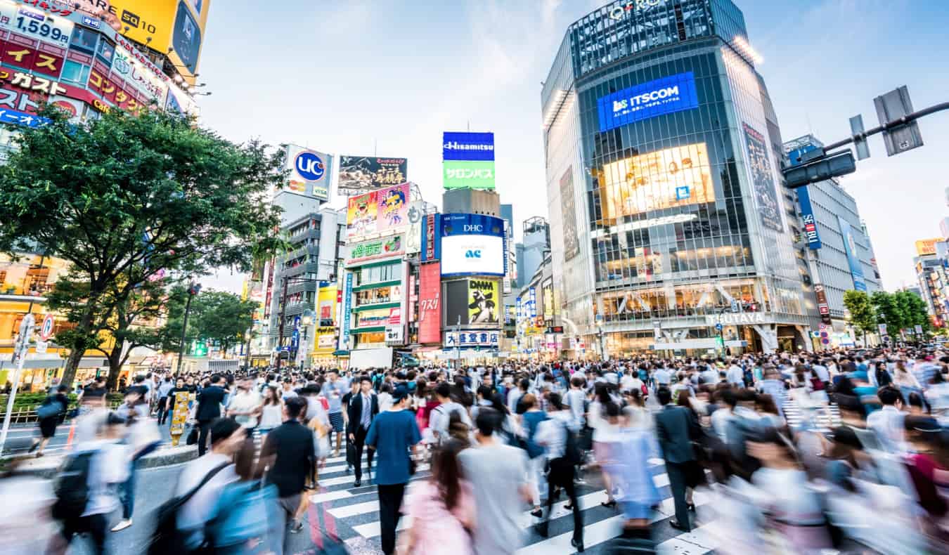 Enorme multidão atravessa a rua na movimentada Tóquio, Japão