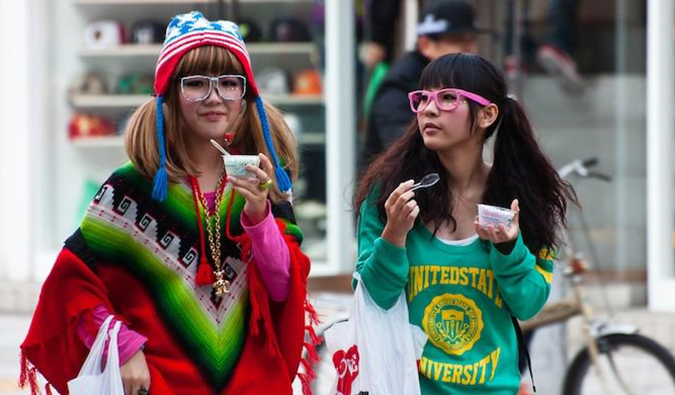 Duas garotas no Japão ilustrando tendências peculiares da moda japonesa