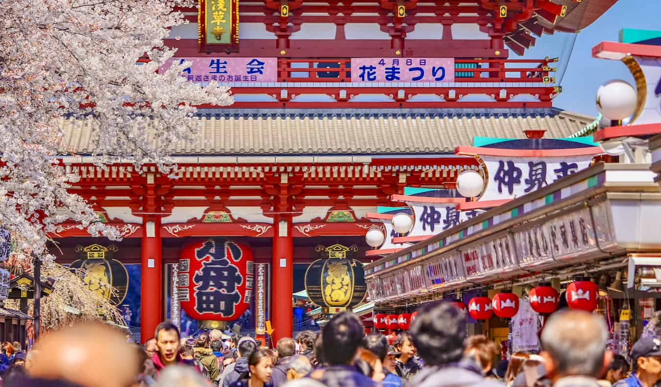 Ruas movimentadas de Tóquio, Japão, ao lado do antigo templo