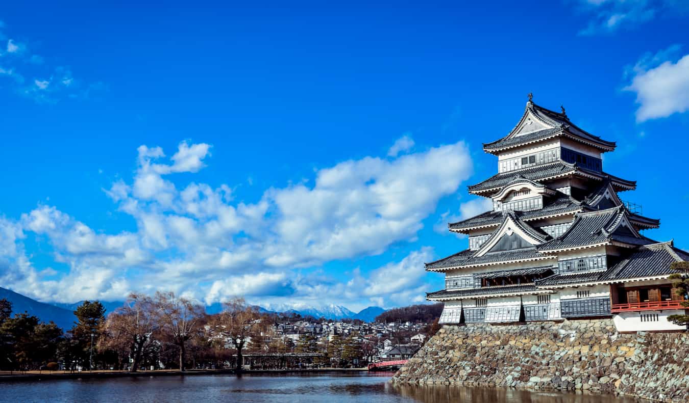 Castelo japonês tradicional com vista para Matsumoto no Japão