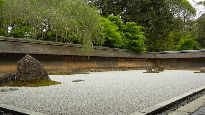 Zen-sdred de areia e pedras bem arrumadas em Kyoto, Japão