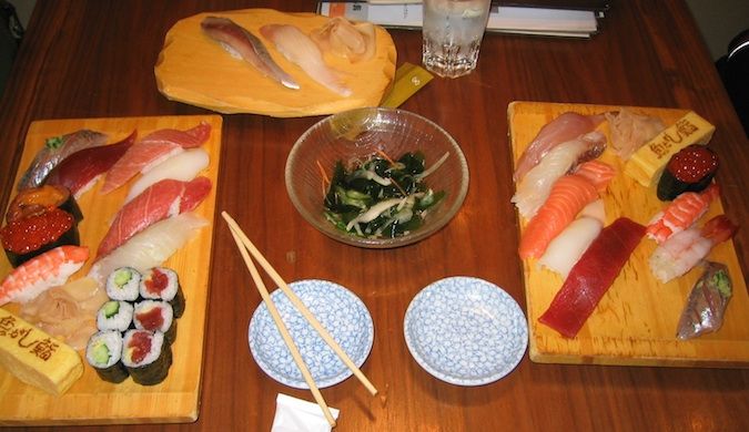 Um prato de sushi delicioso no Japão